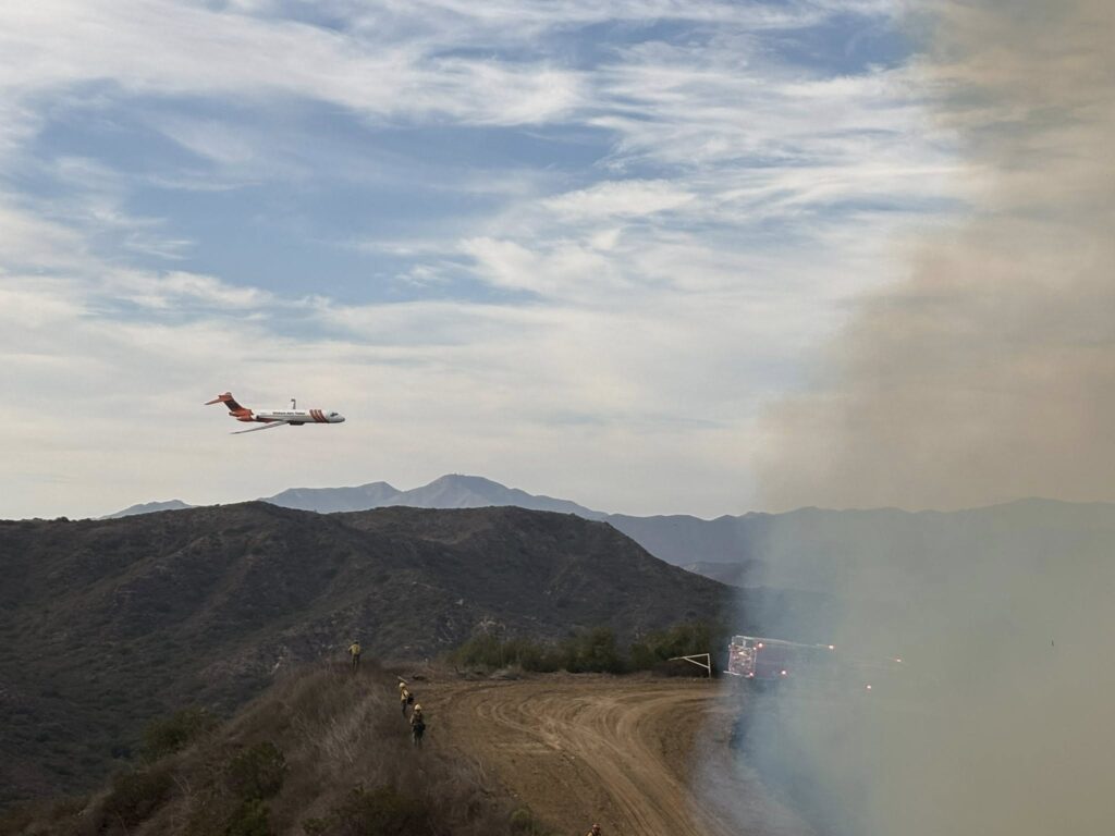 Bomberos de Reno luchan contra un masivo incendio de 500 acres