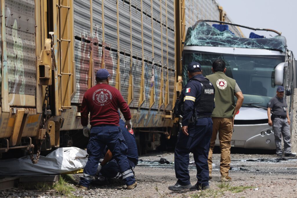 Al menos 10 muertos y decenas de heridos en devastador choque de tren y autobús en México