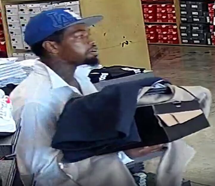 Peligroso asalto: Un sospechoso captado en cámara tras violento robo en Las Vegas